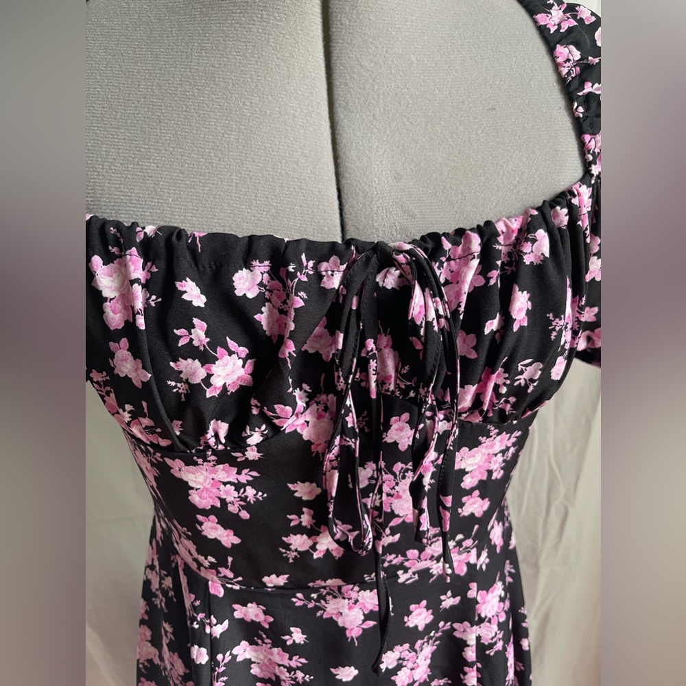Black and pink floral puff sleeve midi sundress - Picture 4 of 9